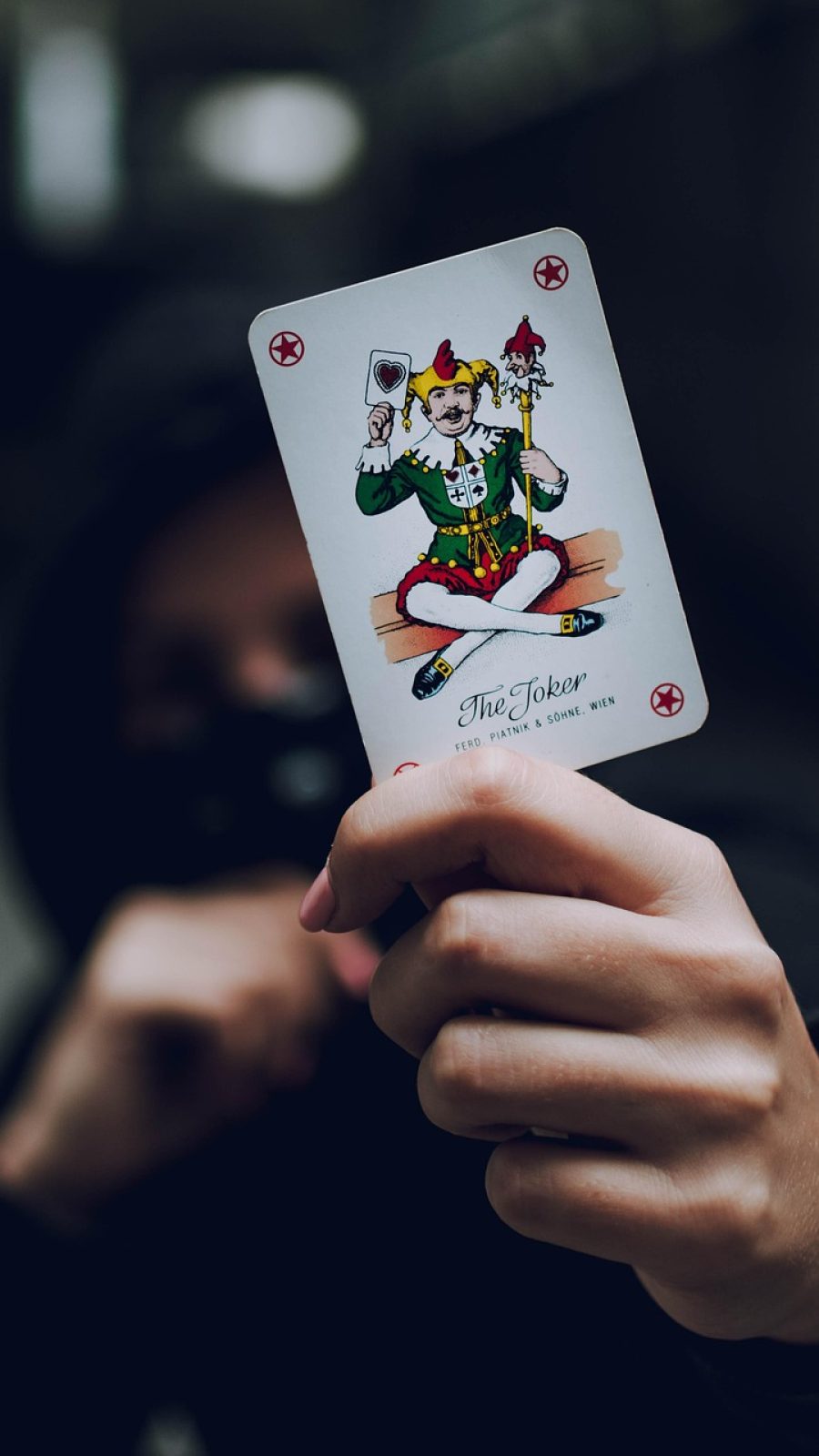 匿名聊天晚风首页界面，深色背景上一个陌生的匿名昵称正在等待匹配，屏幕停留在夜间模式，氛围安静克制